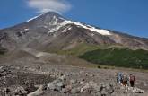 Caminhando rumo ao campo base para se escalar o vulcão Lanín, na região de Junín de Los Andes, na Argentina